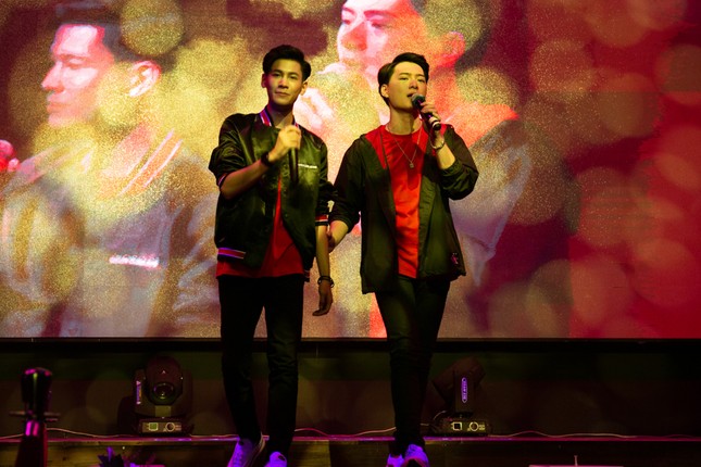 Fan "truỵ tim" vì khoảnh khắc "tình bể bình" của Krist và Singto trong fanmeeting tại Việt Nam ảnh 5