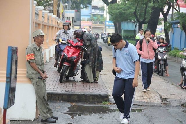 "Khổ tâm" như bác bảo vệ: Không tốt nghiệp, ra trường mà vẫn dính bột màu kỉ yếu! ảnh 1