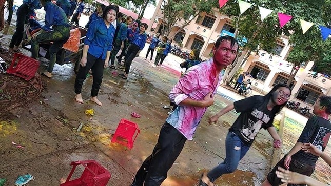 "Khổ tâm" như bác bảo vệ: Không tốt nghiệp, ra trường mà vẫn dính bột màu kỉ yếu! ảnh 3