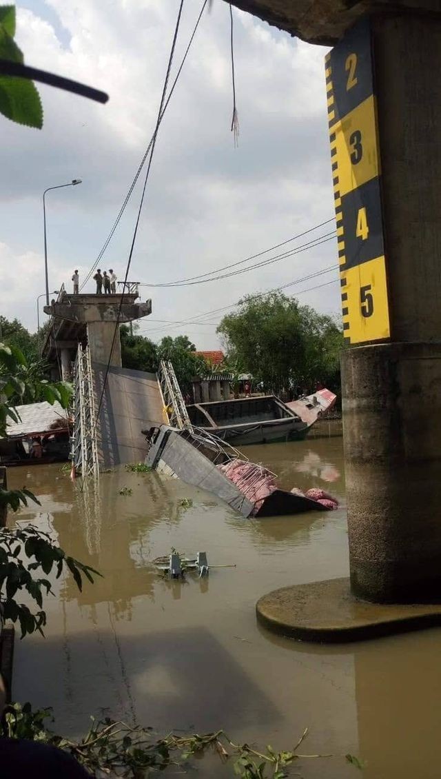 Đồng Tháp: Cầu bê tông gãy đôi, xe tải 20 tấn rơi xuống lòng sông ảnh 1