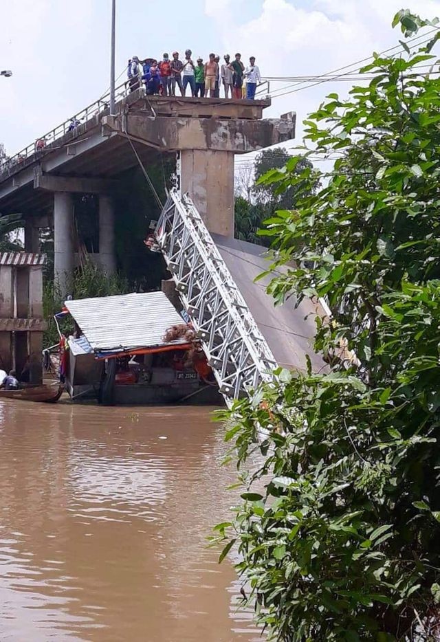 Đồng Tháp: Cầu bê tông gãy đôi, xe tải 20 tấn rơi xuống lòng sông ảnh 2
