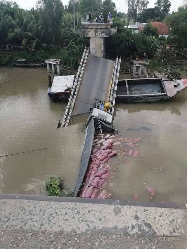 Đồng Tháp: Cầu bê tông gãy đôi, xe tải 20 tấn rơi xuống lòng sông ảnh 3