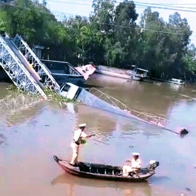 Đồng Tháp: Cầu bê tông gãy đôi, xe tải 20 tấn rơi xuống lòng sông ảnh 4