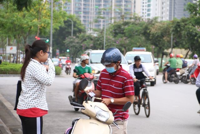 Tuyển sinh lớp 10 Hà Nội: Phụ huynh lo lắng theo con vào tận phòng thi ảnh 1