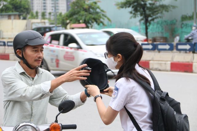 Tuyển sinh lớp 10 Hà Nội: Phụ huynh lo lắng theo con vào tận phòng thi ảnh 2