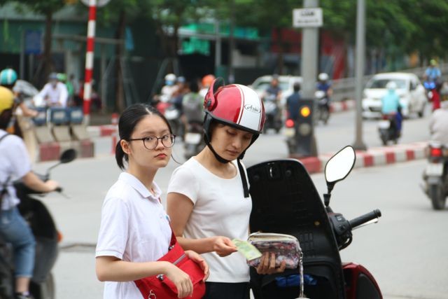 Tuyển sinh lớp 10 Hà Nội: Phụ huynh lo lắng theo con vào tận phòng thi ảnh 4