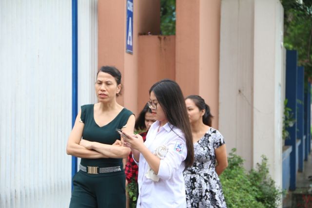 Tuyển sinh lớp 10 Hà Nội: Phụ huynh lo lắng theo con vào tận phòng thi ảnh 5
