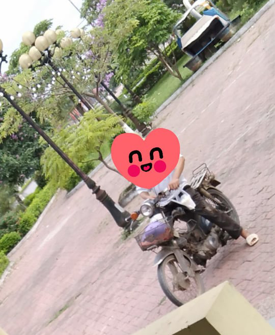 Xúc động trước dáng vẻ lam lũ của ông bố lần đầu đi mua trà sữa cho con ảnh 1