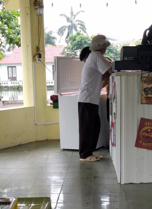 Xúc động trước dáng vẻ lam lũ của ông bố lần đầu đi mua trà sữa cho con ảnh 2