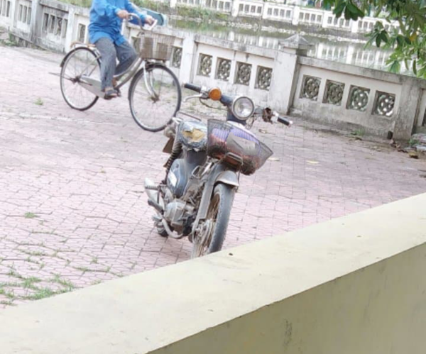 Xúc động trước dáng vẻ lam lũ của ông bố lần đầu đi mua trà sữa cho con ảnh 3