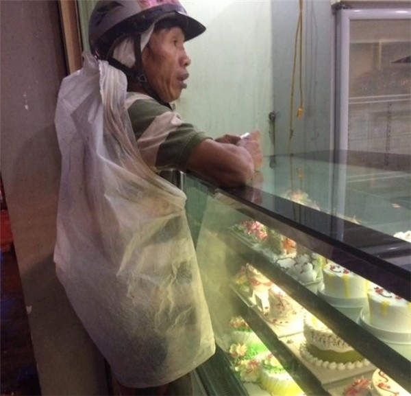 Xúc động trước dáng vẻ lam lũ của ông bố lần đầu đi mua trà sữa cho con ảnh 4