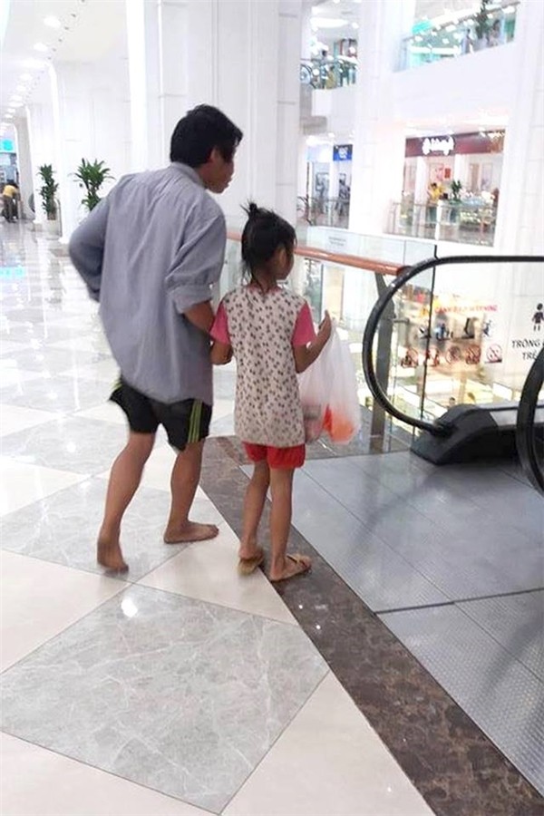 Xúc động trước dáng vẻ lam lũ của ông bố lần đầu đi mua trà sữa cho con ảnh 5