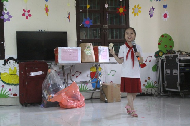 Hà Nội: Đại sứ văn hóa đọc chia sẻ tình yêu sách tới các bạn nhỏ ảnh 1