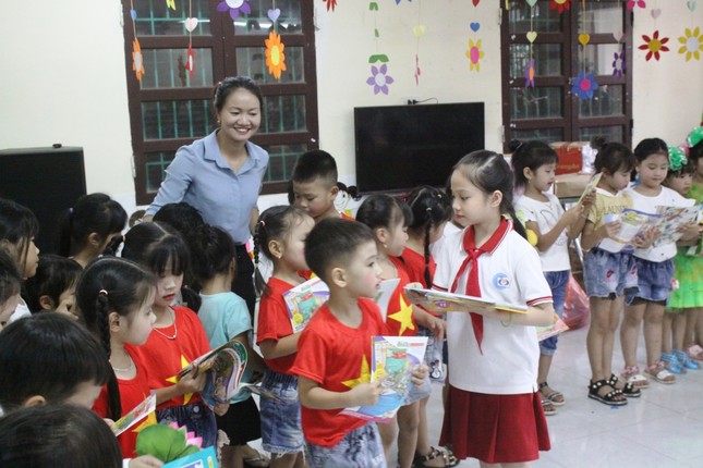 Hà Nội: Đại sứ văn hóa đọc chia sẻ tình yêu sách tới các bạn nhỏ ảnh 2
