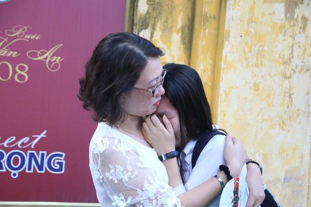 Vì sao học sinh thi vào lớp 10 Hà Nội khóc ròng khi tan thi môn Toán? ảnh 2