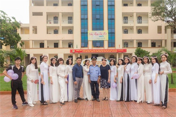 Học sinh cuối cấp chạy tới chỗ bác bảo vệ và hành động thật bất ngờ! ảnh 3