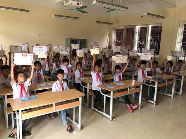 Cậu học trò với gương mặt buồn thiu giữa "rừng" giấy khen gây tranh cãi trên MXH ảnh 1