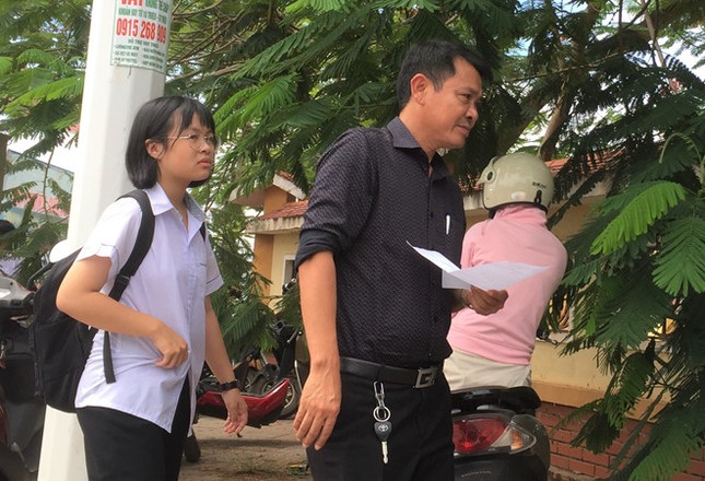 Hơn 6.000 học sinh phải thi lại: Phụ huynh nói sẽ kiện nếu thi lại điểm thấp! ảnh 1