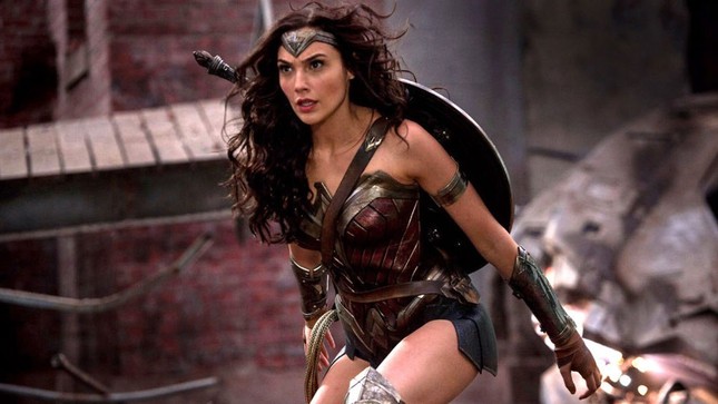 Poster chính thức của "Wonder Woman 1984" làm fan liên tưởng tới... 5 anh em siêu nhân ảnh 2