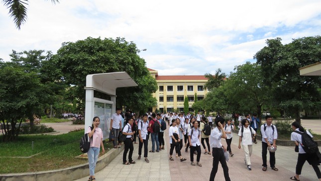Không biết lịch thi lại môn Văn, thí sinh ở Quảng Bình quỳ gối khóc nức nở ngay cổng trường ảnh 1