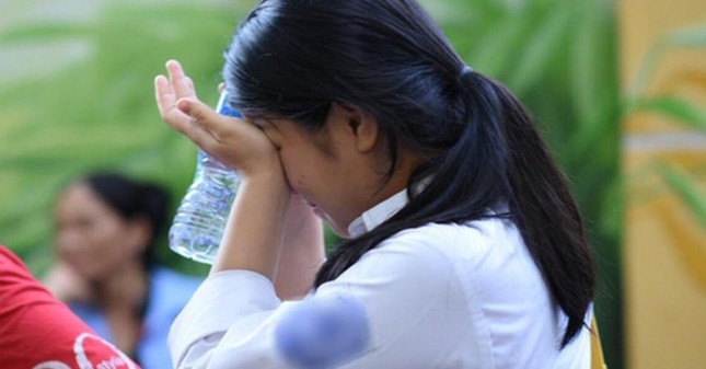 Không biết lịch thi lại môn Văn, thí sinh ở Quảng Bình quỳ gối khóc nức nở ngay cổng trường ảnh 2
