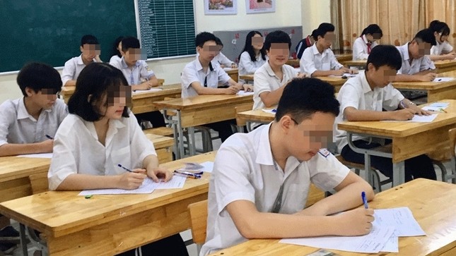 Không biết lịch thi lại môn Văn, thí sinh ở Quảng Bình quỳ gối khóc nức nở ngay cổng trường ảnh 3
