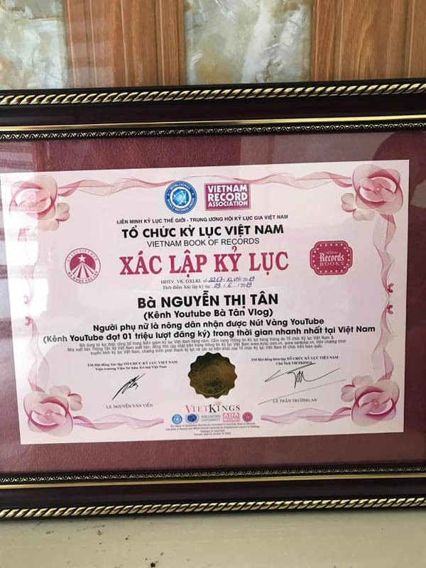 HOT: Bà Tân Vlog chính thức được cấp bằng xác lập kỷ lục Việt Nam ảnh 1
