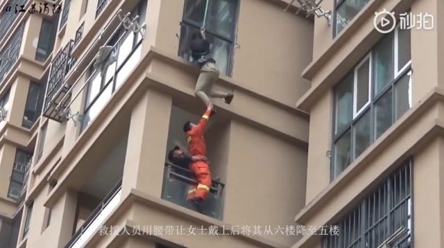 Trung Quốc: Cô gái liều lĩnh trèo từ tầng 6 chung cư ra ngoài để thoát khỏi bạn trai ảnh 3