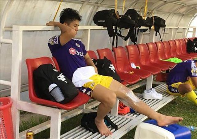 Chấn thương nặng, Đình Trọng phải ra nước ngoài phẫu thuật ảnh 1