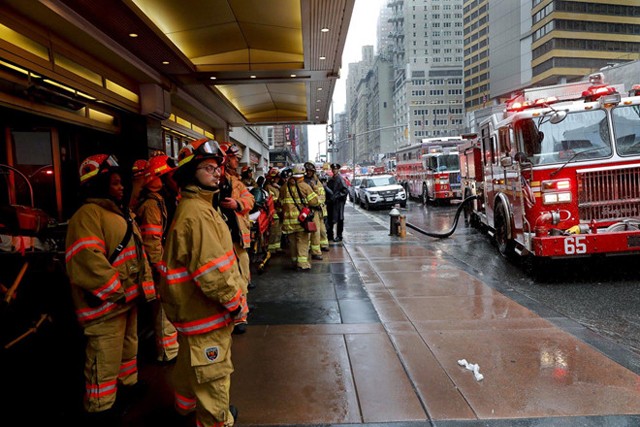 Mỹ: Trực thăng đâm vào nóc cao ốc ở New York, phi công tử nạn ảnh 1
