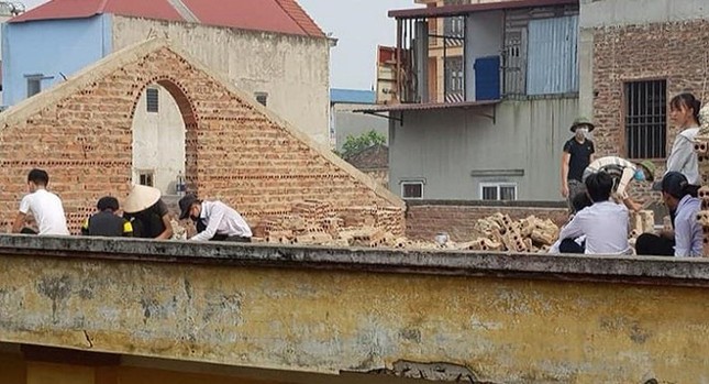 Kỷ luật cô giáo phạt học sinh đội nắng đẽo gạch trên mái nhà ảnh 1