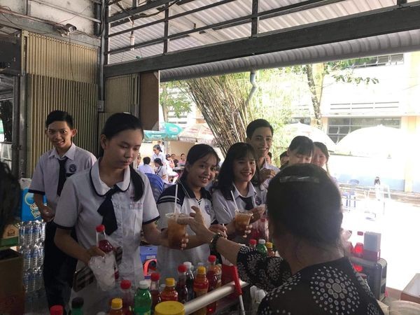 Canteen "trường người ta": Dành hẳn 3 ngày tặng phiếu trà chanh miễn phí cho học sinh cuối cấp ảnh 3