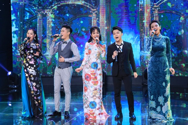 MC Hoàng Oanh thừa nhận có nhiều áp lực khi dẫn chương trình "Người Kể Chuyện Tình" ảnh 1