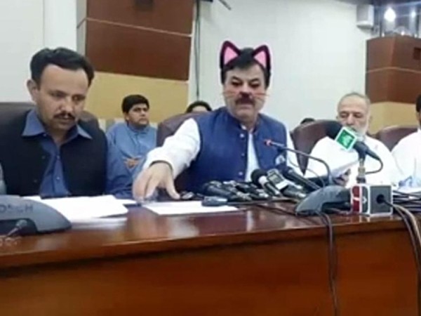 Bộ trưởng Pakistan gây cười vì "hóa mèo" khi livestream họp báo ảnh 1