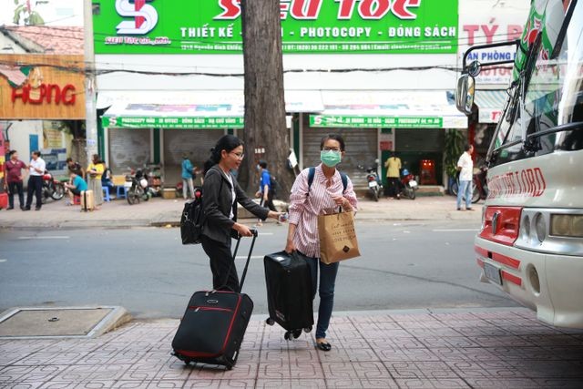 Hàng nghìn cán bộ, giảng viên Sài Gòn lỉnh kỉnh hành trang đi coi thi ảnh 2