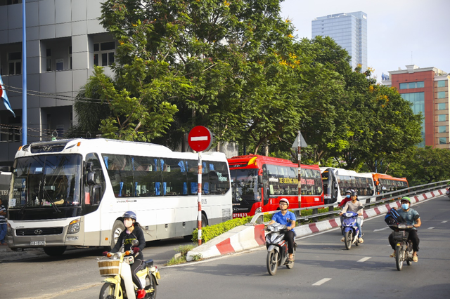 Hàng nghìn cán bộ, giảng viên Sài Gòn lỉnh kỉnh hành trang đi coi thi ảnh 4