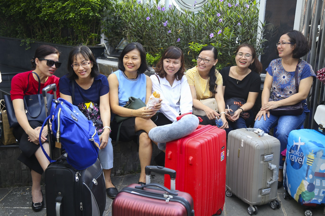 Hàng nghìn cán bộ, giảng viên Sài Gòn lỉnh kỉnh hành trang đi coi thi ảnh 5