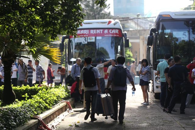 Hàng nghìn cán bộ, giảng viên Sài Gòn lỉnh kỉnh hành trang đi coi thi ảnh 7