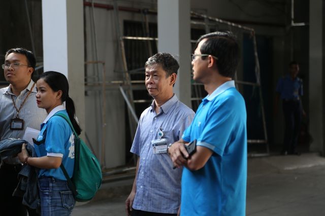 Hàng nghìn cán bộ, giảng viên Sài Gòn lỉnh kỉnh hành trang đi coi thi ảnh 8