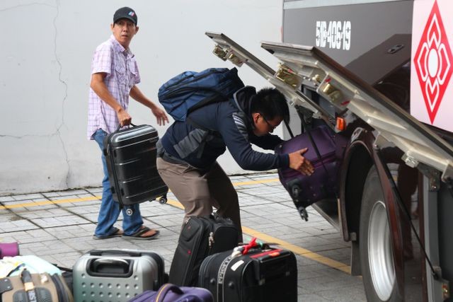 Hàng nghìn cán bộ, giảng viên Sài Gòn lỉnh kỉnh hành trang đi coi thi ảnh 9