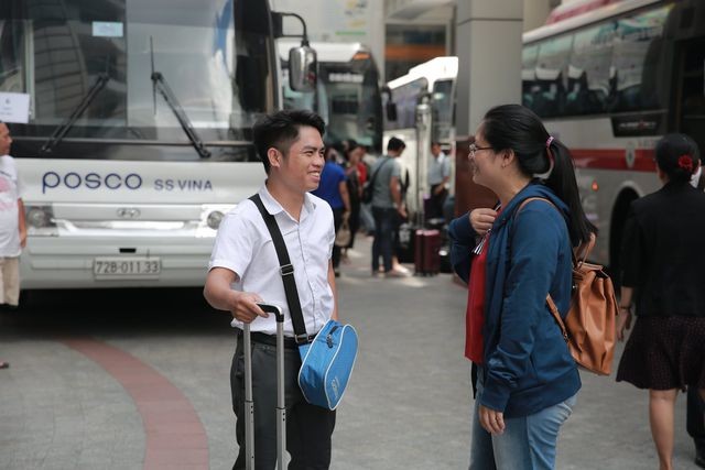 Hàng nghìn cán bộ, giảng viên Sài Gòn lỉnh kỉnh hành trang đi coi thi ảnh 11