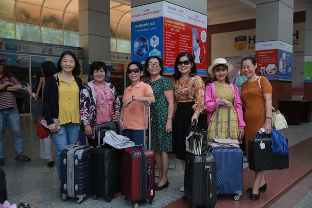 Hàng nghìn cán bộ, giảng viên Sài Gòn lỉnh kỉnh hành trang đi coi thi ảnh 12