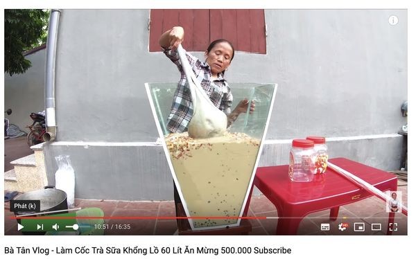 Nghi án Bà Tân Vlog dùng cùng 1 chiếc muỗng để cho heo ăn và… khuấy trà sữa ảnh 2