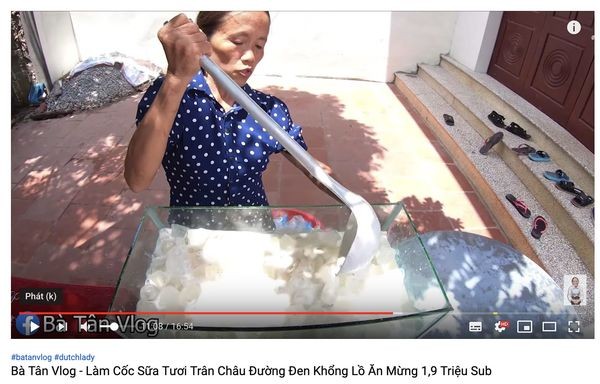 Nghi án Bà Tân Vlog dùng cùng 1 chiếc muỗng để cho heo ăn và… khuấy trà sữa ảnh 3