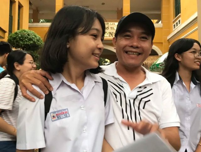 Phụ huynh xin nghỉ việc gần hết tuần theo con đi thi ảnh 1