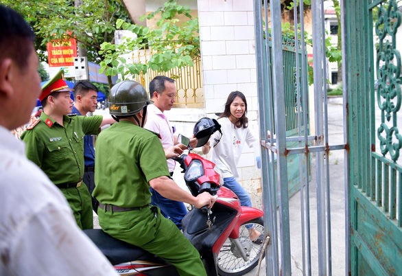 Ngày thi thứ 2, một thí sinh nữ ngủ quên được các chiến sĩ công an "hộ tống" đến điểm thi ảnh 1