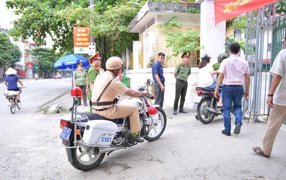 Ngày thi thứ 2, một thí sinh nữ ngủ quên được các chiến sĩ công an "hộ tống" đến điểm thi ảnh 2