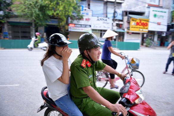 Ngày thi thứ 2, một thí sinh nữ ngủ quên được các chiến sĩ công an "hộ tống" đến điểm thi ảnh 3