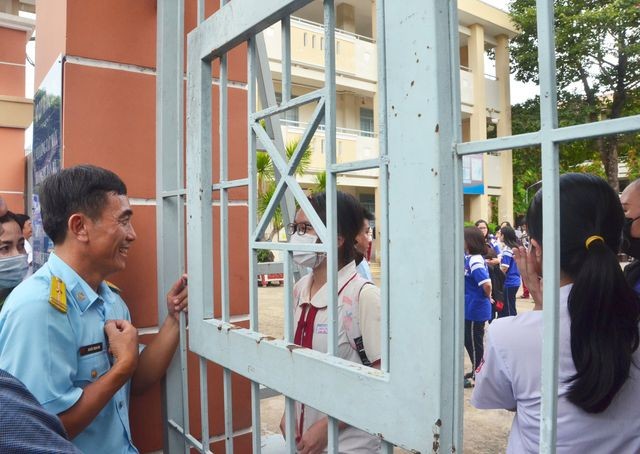 “Thi xong rồi, đi chơi thôi con!" ảnh 2