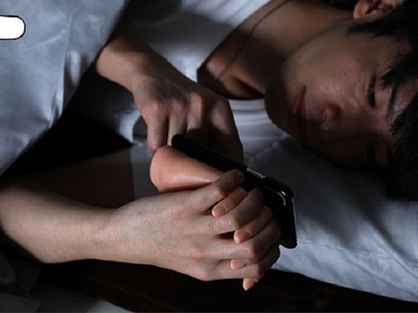 Nhật Bản: Ốp điện thoại "tay nắm tay" cho người ế bền vững ảnh 3